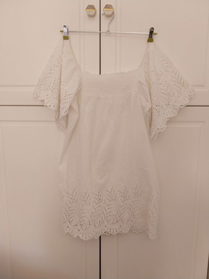 Mini white broderie dress with large sleeve, like new, size L-XL