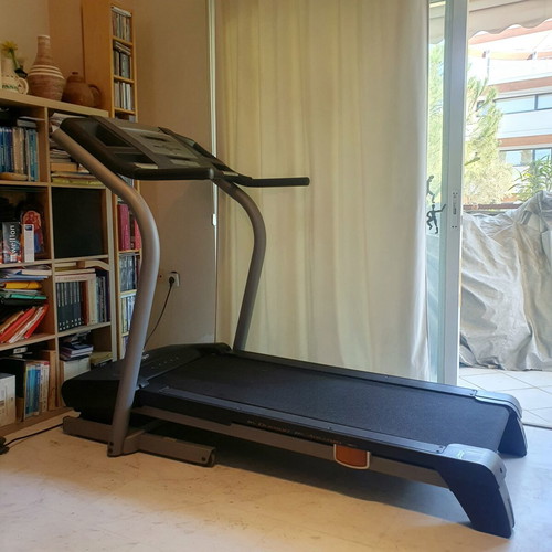 Nordic Track treadmill like new with adjustable speed and incline