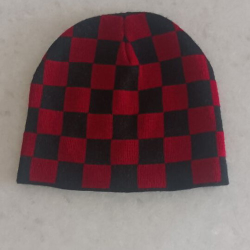 Checkered Beanie Hat like new, unisex knit in red and black