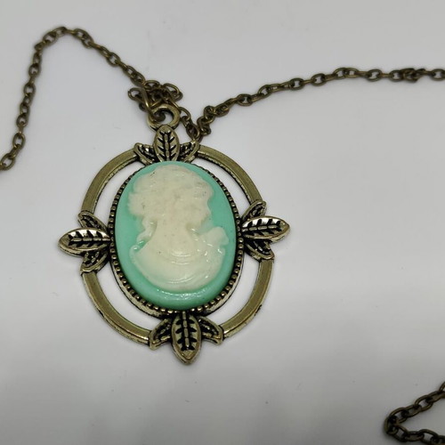 Vintage style pendant necklace with cameo decoration, like new