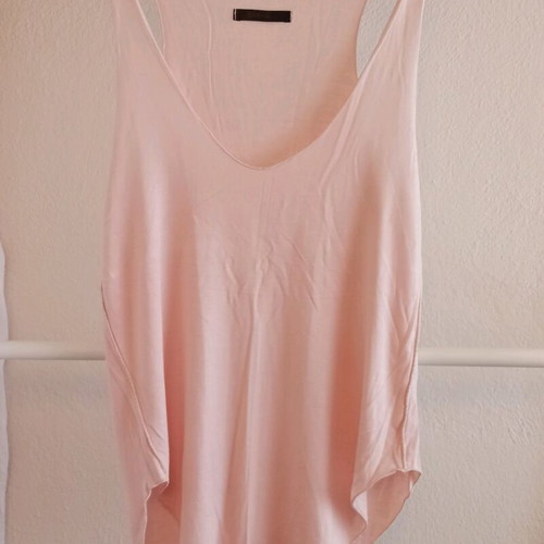 Sleeveless top with cut-out shoulders like new, pink