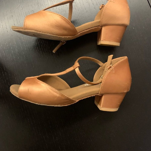 Latin shoes size 34 like new, gold color