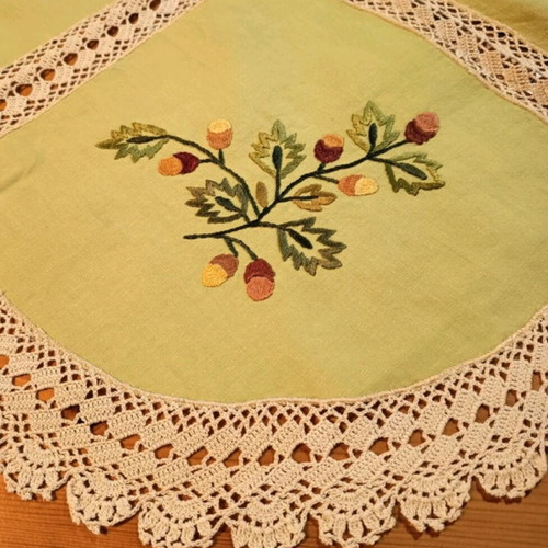 Handmade green tablecloth like new with oak embroidery 100x100 cm