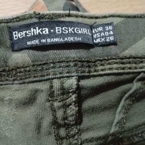 Bershka Women's Elastic Camouflage Pants like new, size S