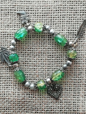 Bracelet green resin beads elastic like new