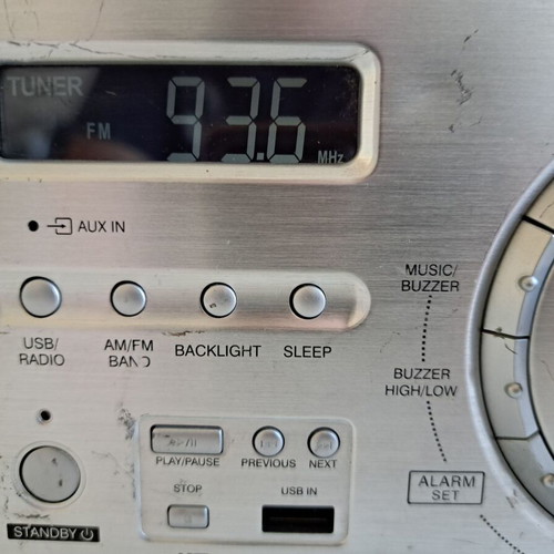 JGC UR-210/FM Radio Clock with USB and AUX Like New