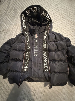Moncler puffer jacket like new, boys size 6-7, black