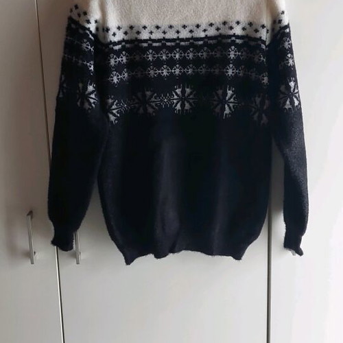 Jasmine women's sweater like new, one size, black and white