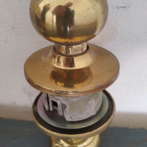 Round door knob with rosette, lock and cylinder, like new