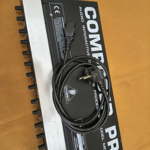 Behringer Composer Pro MDX 2200 dual-channel compressor limiter gate used