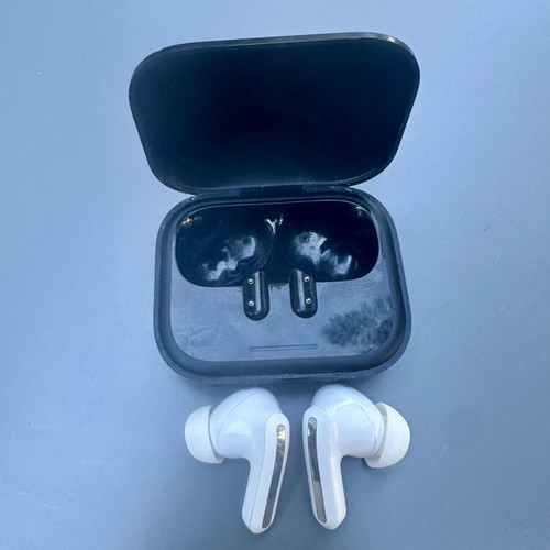 Redmi Buds 5 charging case and earbuds for repair or parts