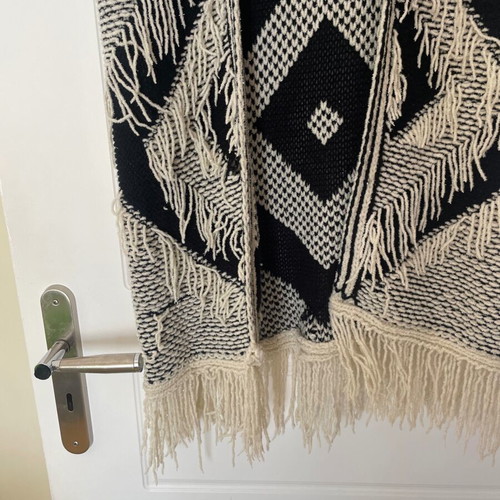Sleeveless jacket with hood and fringes, like new