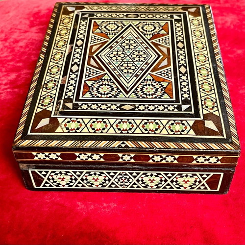Ξύλινο κουτί vintage 1960s με mother of pearl marquetry από τη Μέση Ανατολή μεταχειρισμένο