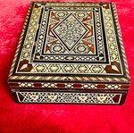 Ξύλινο κουτί vintage 1960s με mother of pearl marquetry από τη Μέση Ανατολή μεταχειρισμένο