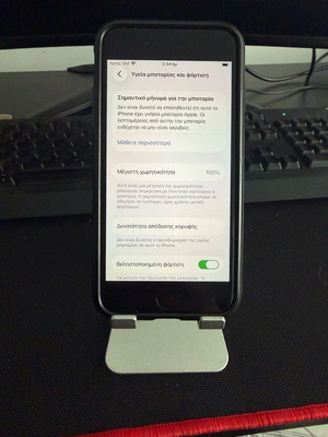 iPhone SE 2022 3rd Gen 64GB употребяван, с нова батерия, калъф и стойка за зареждане