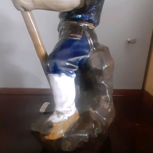 Chinese worker statue made of porcelain like new, height 26 cm