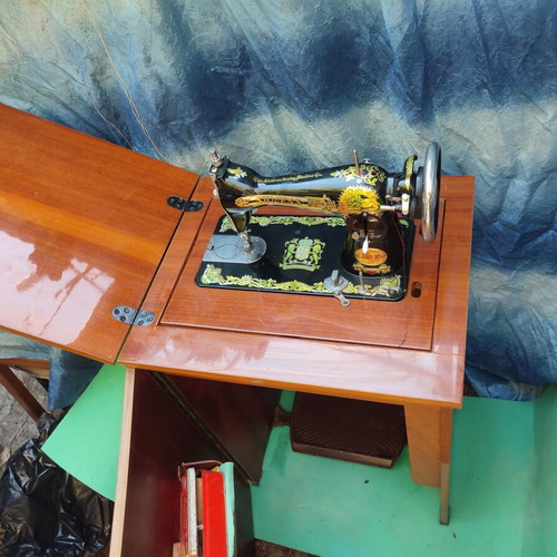 Patra sewing machine like new, treadle with furniture