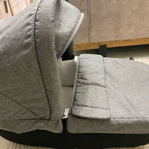 Peg Perego bassinet grey like new with footmuff and UPF 50 canopy