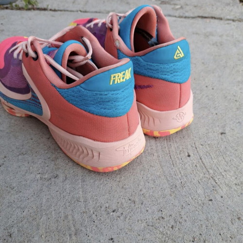 Nike Zoom Freak 4 χαμηλά μπασκετικά παπούτσια μεταχειρισμένα, ροζ πολύχρωμα, μέγεθος 46