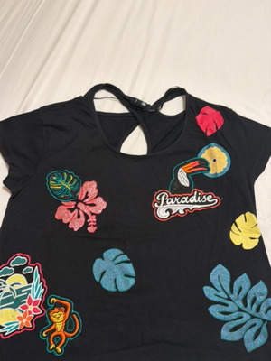 T-shirt used, size S with colorful patches