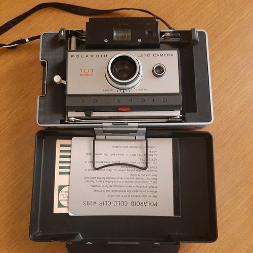 Collectible fully functional POLAROID 101 LAND CAMERA 1967 - With Flash and Carrying Case