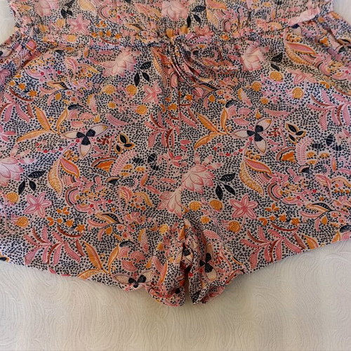 Printed one-piece shorts like new with straps and sleeves multicolored