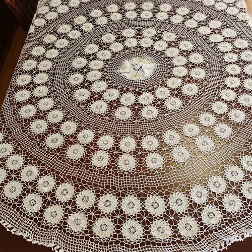 Knitted tablecloth 140 centimeters like new