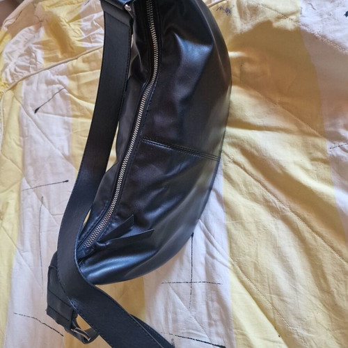 Minimal black shoulder bag like new