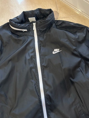 Nike Windrunner αντιανεμικό μπουφάν σαν καινούργιο, μαύρο και άσπρο