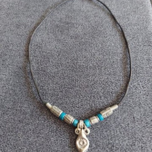 Vintage choker necklace with turquoise stones on leather band used