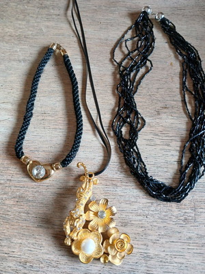 Vintage πακέτο 3 κολιέ σαν καινούργια με στρας και μαύρες χάντρες