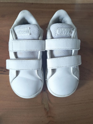 Παιδικά παπούτσια Adidas νούμερο 23 άσπρα σαν καινούργια