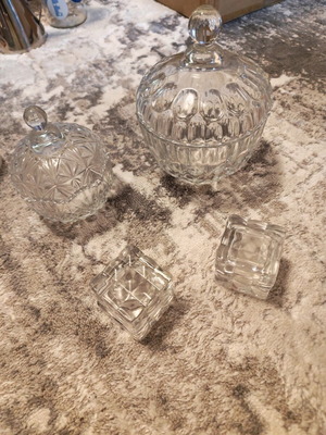 Vintage glassware set like new with 2 bowls/jars and 2 candle holders
