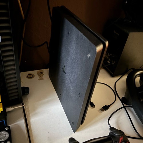 PlayStation 4 used with 500GB, game, controller and stands