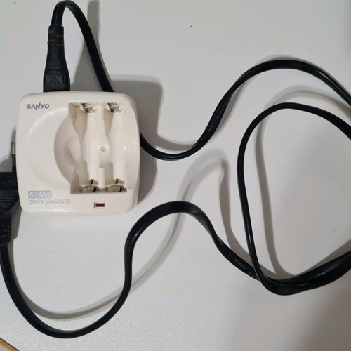 SANYO Charger for AA and AAA Rechargeable Batteries like new