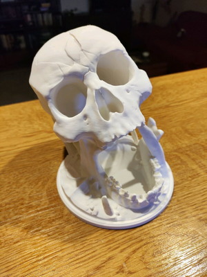 3D принтирана кула за зарчета череп D&D