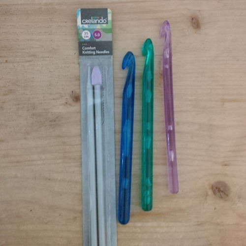 Crelando No.5 35cm knitting needles, crochet hooks and Merino 50gr yarn used