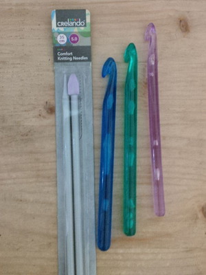 Crelando No.5 35cm knitting needles, crochet hooks and Merino 50gr yarn used