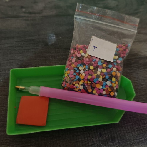Diamond painting kit like new with green tray and colorful diamonds