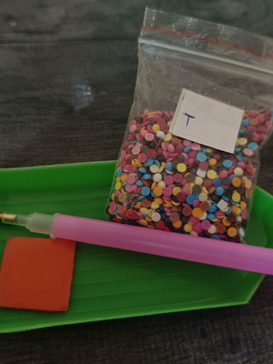 Diamond painting kit like new with green tray and colorful diamonds