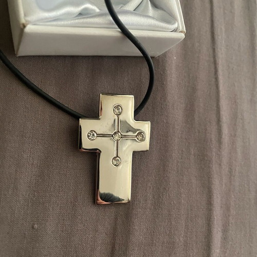 Cross pendant like new