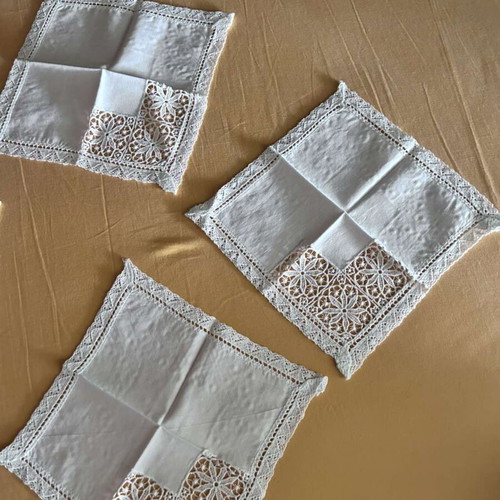 White napkins with cutwork design set of 6 like new