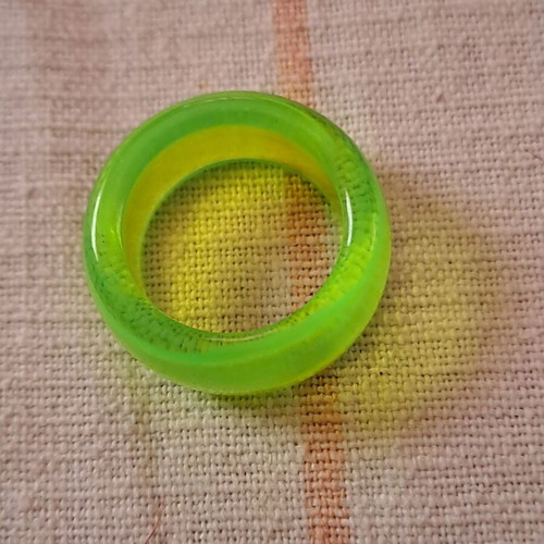 Resin ring used, green, 1cm opening