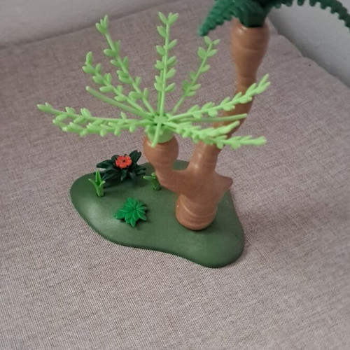 Playmobil tropical tree with base and plants like new