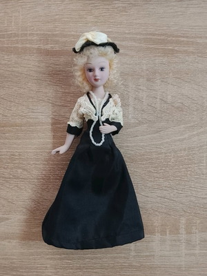 Porcelain doll like new, 20 centimeters