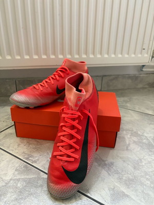 Ποδοσφαιρικά Nike σαν καινούργια, κόκκινα και πορτοκαλί