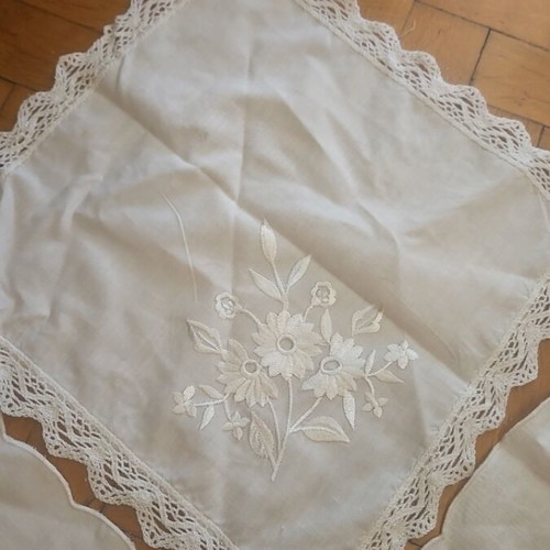 Doilies like new, set of 4
