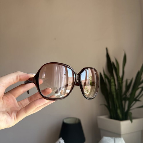 Big sunglasses, red