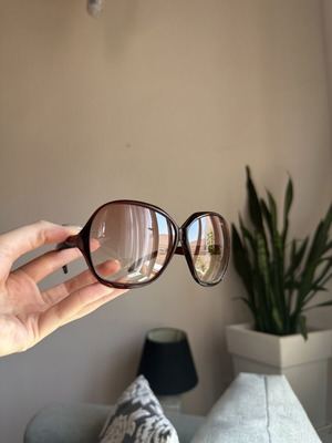 Big sunglasses, red