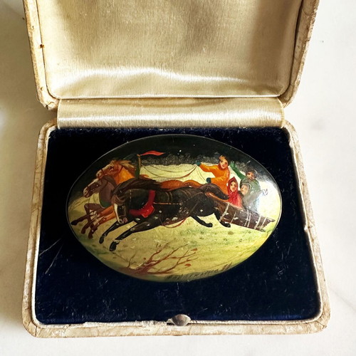 Vintage Fedoskino brooch used, handmade 90s miniature